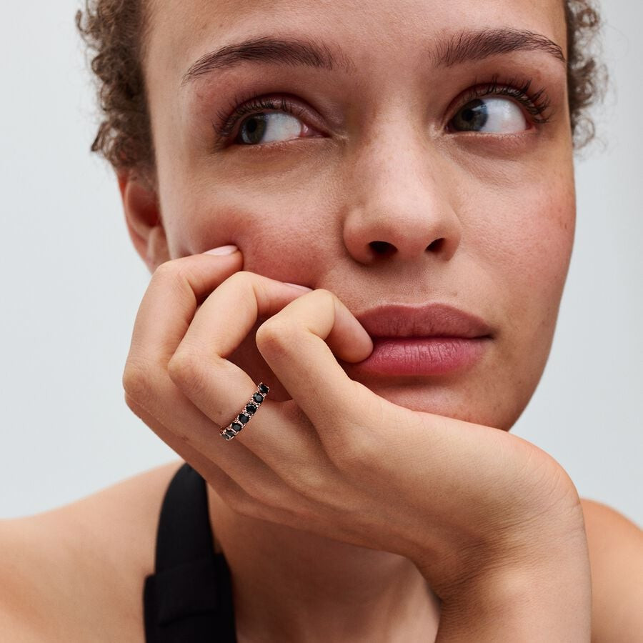 Anillo Pandora de eternidad negro con fila frillante