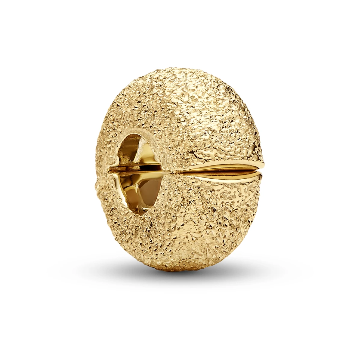 [764771C00] Charm Clip Mini con un recubrimiento en oro de 14k Textura